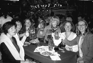 Bierrunde beim M�nchner Festabend im Schottenhamel